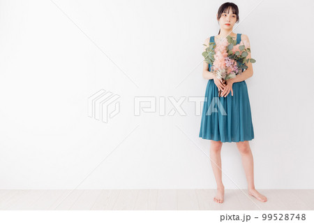 ドライフラワーの花束を持つワンピースの女性 ドライフラワーの花束を持つワンピースの女性 99528748