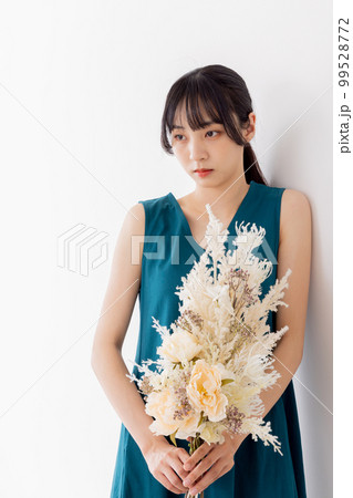 ドライフラワーの花束を持つワンピースの女性 ドライフラワーの花束を持つワンピースの女性 99528772