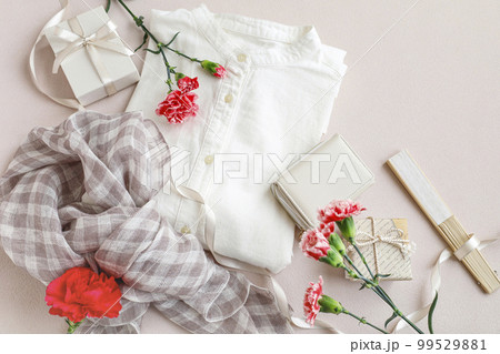 母の日に贈りたいプレゼントのイメージ　ピンク背景 99529881