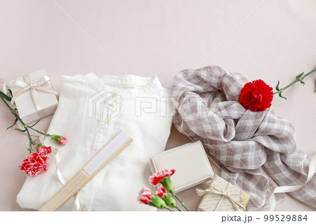 母の日に贈りたいプレゼントのイメージ ピンク背景 母の日に贈りたいプレゼントのイメージ ピンク背景 99529884