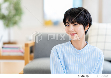 保湿を実感する女性。 99529908