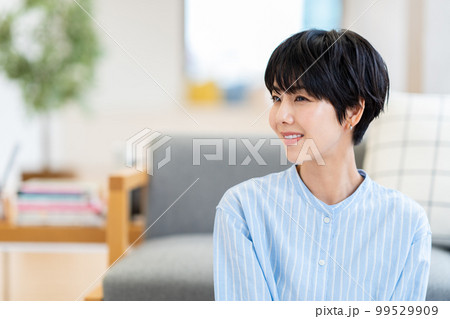 保湿を実感する女性。 99529909