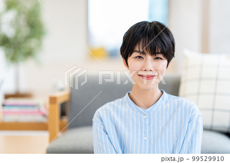 保湿を実感する女性。 99529910