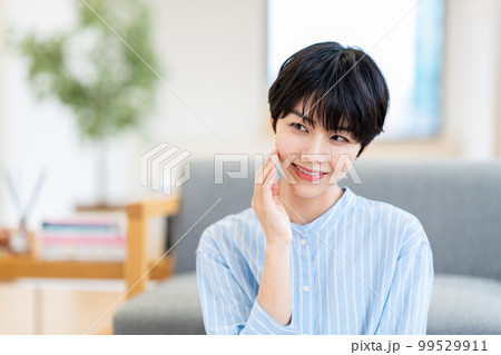 保湿を実感する女性。 保湿を実感する女性。 99529911