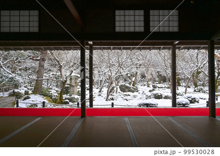 積雪の朝の京都市圓光寺の額縁庭園 積雪の朝の京都市圓光寺の額縁庭園 99530028