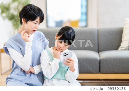 スマートフォン　困ってる親子 99530128