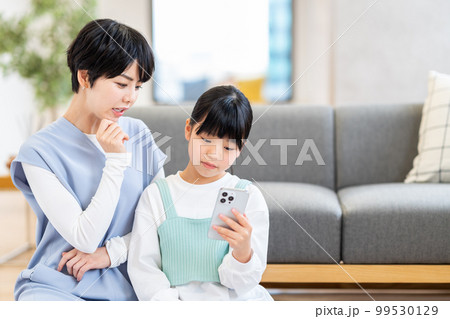 スマートフォン 困ってる親子 スマートフォン 困ってる親子 99530129