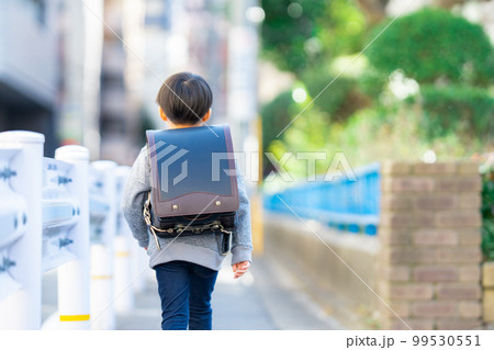 ランドセルを背負って歩く少年 99530551