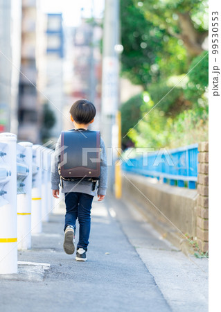 ランドセルを背負って歩く少年 ランドセルを背負って歩く少年 99530553