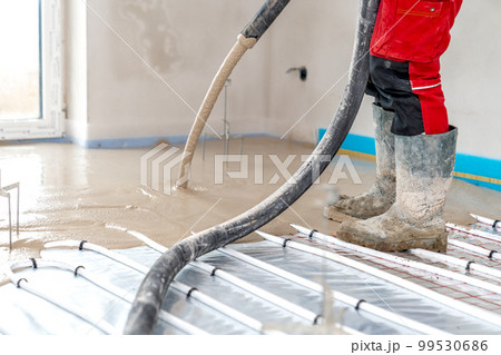 application of concrete on the floor on underfloor heating 99530686
