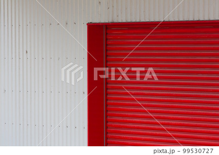 赤色のシャッターとグレーのトタン壁　静岡　波板外壁 99530727