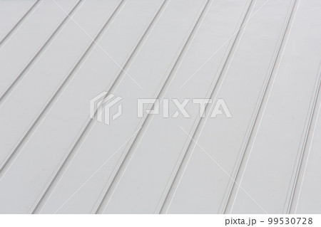 グレー　灰色のトタン屋根　斜め模様　 99530728
