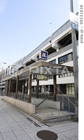 大阪メトロの堺筋線、中央線の堺筋本町駅（船場東）の4号出入口 99531636