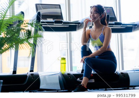 スポーツジムでトレーニングする若い女性 スポーツジムでトレーニングする若い女性 99531799