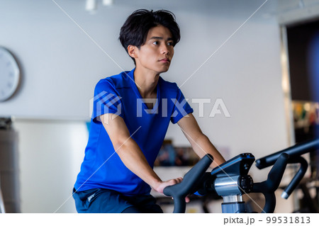 スポーツジムでトレーニングする若い男性 スポーツジムでトレーニングする若い男性 99531813