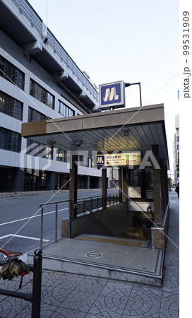 大阪メトロの堺筋線、中央線の堺筋本町駅（船場東）の11号出入口 99531909