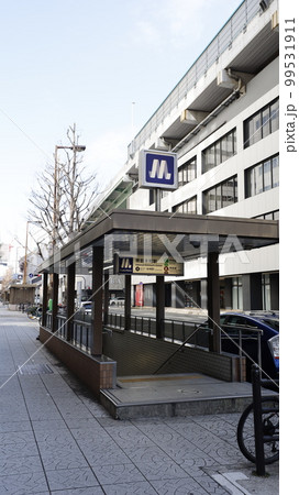 大阪メトロの堺筋線、中央線の堺筋本町駅（船場東）の8号出入口 99531911