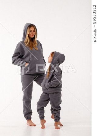 Sporty mom and her little daughter in thermal clothes. 99533512