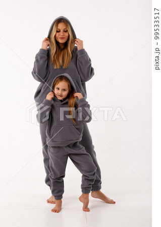 Sporty mom and her little daughter in thermal clothes. 99533517