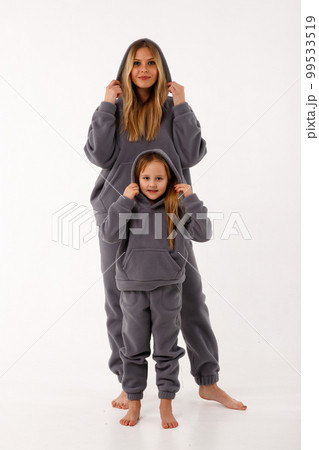 Sporty mom and her little daughter in thermal clothes. 99533519