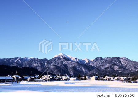 北杜市白州町、雪の朝明け行く山並みと街並みの上には月齢19.3の残月 北杜市白州町、雪の朝明け行く山並みと街並みの上には月齢19.3の残月 99535550