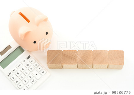 文字無しの5個の積み木と豚の貯金箱と電卓 文字無しの5個の積み木と豚の貯金箱と電卓 99536779