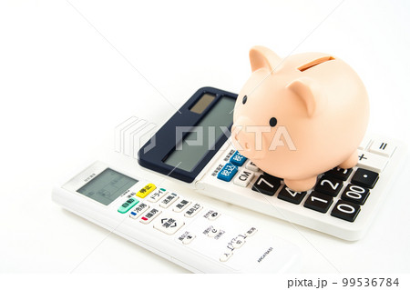 節電イメージ　エアコンのリモコンと電卓と豚の貯金箱 99536784