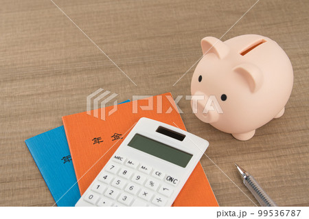 年金イメージ 年金手帳と電卓と豚の貯金箱 年金イメージ 年金手帳と電卓と豚の貯金箱 99536787