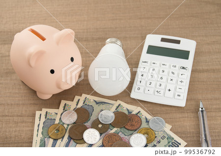 節電イメージ LED電球とお金と電卓と豚の貯金箱 節電イメージ LED電球とお金と電卓と豚の貯金箱 99536792