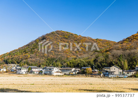 日本　岡山県岡山市北区吉備津にある吉備津神社へ向かう参道からの風景 99537737