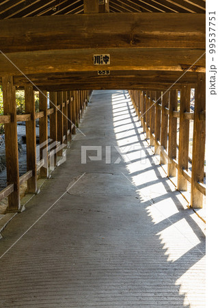 日本　岡山県岡山市北区吉備津にある吉備津神社の回廊 99537751