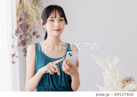 スマホを見る女性 スマホを見る女性 99537920