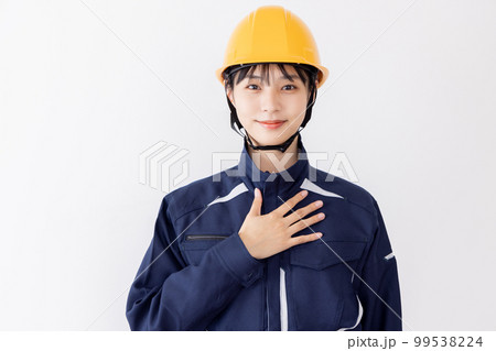作業服の女性 胸に手を当てる 自信・信頼 作業服の女性 胸に手を当てる 自信・信頼 99538224