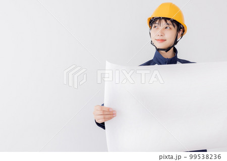 図面・設計図を見る作業着の女性 99538236