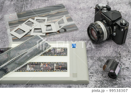 古い一眼レフカメラとリバーサルフィルム 99538307