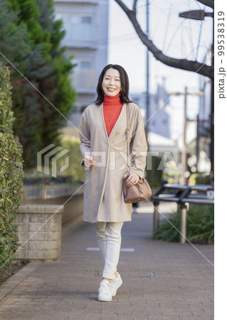街を歩くアラフィフの女性 ポートレート 街を歩くアラフィフの女性 ポートレート 99538319