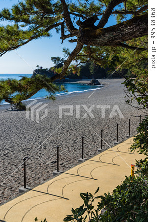 日本 高知県高知市浦戸の桂浜の桂浜公園の砂浜と龍王岬 日本 高知県高知市浦戸の桂浜の桂浜公園の砂浜と龍王岬 99538368