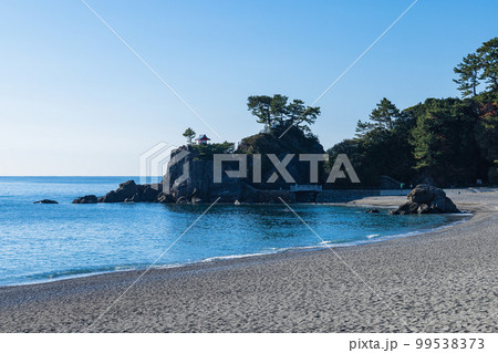 日本　高知県高知市浦戸の桂浜の桂浜公園の砂浜と龍王岬 99538373