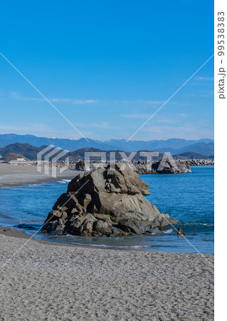 日本　高知県高知市浦戸の桂浜の龍王岬から望む龍頭岬と桂浜公園の砂浜 99538383