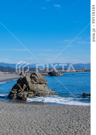 日本 高知県高知市浦戸の桂浜の龍王岬から望む龍頭岬と桂浜公園の砂浜 日本 高知県高知市浦戸の桂浜の龍王岬から望む龍頭岬と桂浜公園の砂浜 99538384