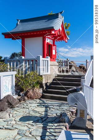 日本 高知県高知市浦戸の桂浜の竜王岬に建つ海津見神社(竜王宮) 日本 高知県高知市浦戸の桂浜の竜王岬に建つ海津見神社(竜王宮) 99538398