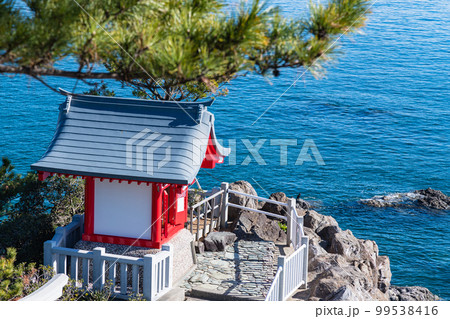 日本　高知県高知市浦戸の桂浜の竜王岬展望台から見下ろす海津見神社（竜王宮） 99538416