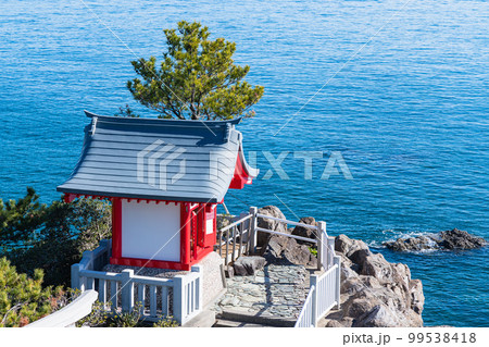 日本　高知県高知市浦戸の桂浜の竜王岬展望台から見下ろす海津見神社（竜王宮） 99538418