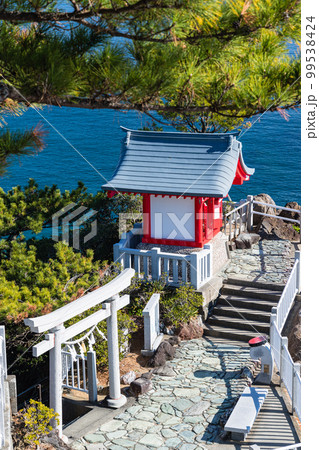日本　高知県高知市浦戸の桂浜の竜王岬展望台から見下ろす海津見神社（竜王宮） 99538424