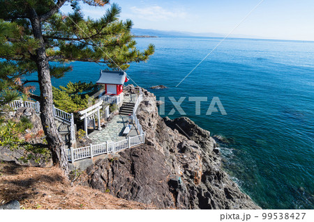日本　高知県高知市浦戸の桂浜の竜王岬展望台から見下ろす海津見神社（竜王宮） 99538427