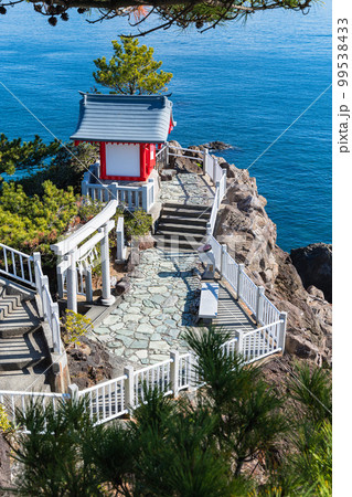 日本 高知県高知市浦戸の桂浜の竜王岬展望台から見下ろす海津見神社(竜王宮) 日本 高知県高知市浦戸の桂浜の竜王岬展望台から見下ろす海津見神社(竜王宮) 99538433
