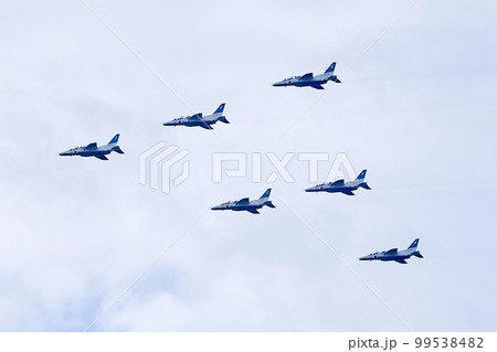 ブルーインパルスの編隊飛行 99538482