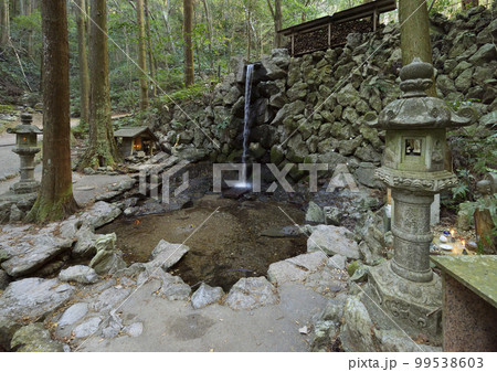天の岩戸 禊滝(三重県志摩市磯部町) 天の岩戸 禊滝(三重県志摩市磯部町) 99538603