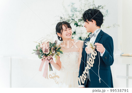 結婚式場でガーランドを持つ新郎新婦（ブライダル・ウェディング） 99538791