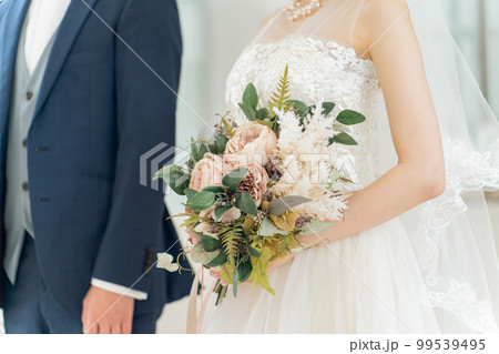 結婚式で結婚式場でブーケを持つ新郎新婦（ウェディング・ブライダル） 99539495